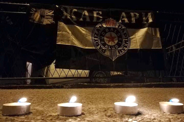 Навијачи Партизана су се из својих станова, појединачно, опростили од Антаре, Грујића, Тумбаса и Аћима (ФОТО)